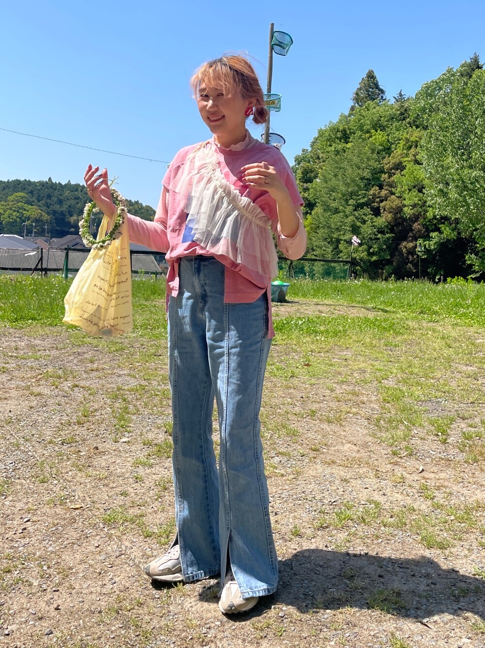 その他のTシャツ/カットソー、ホワイト系のその他小物を着用したレディースの春コーディネートの1枚目の写真