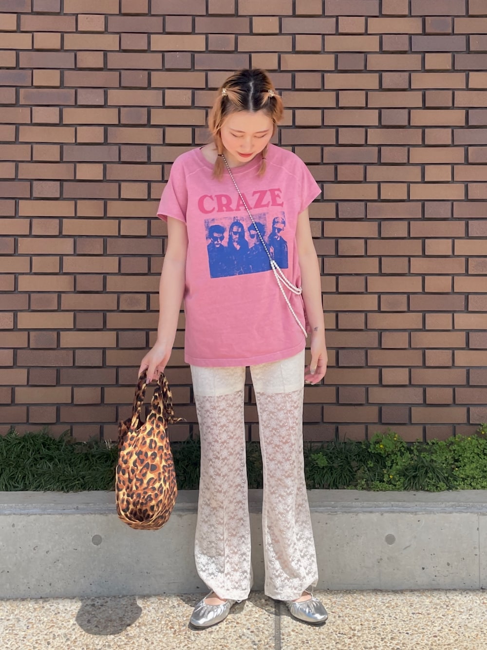 その他のTシャツ/カットソー、シルバー系のネックレスを着用したレディースの春コーディネートの1枚目の写真