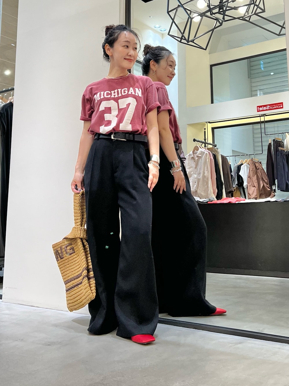 レッド系のTシャツ/カットソー、ブラック系のその他パンツ、レッド系のサンダルを着用したレディースの夏コーディネートの1枚目の写真