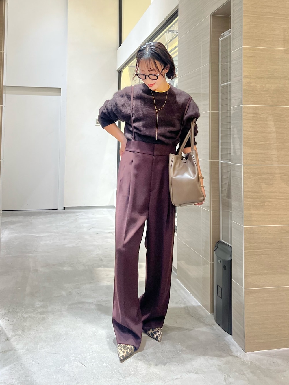 ブラウン系のその他パンツ、イエロー系のパンプス、ブラウン系のニット/セーターを着用したレディースの秋コーディネートの1枚目の写真