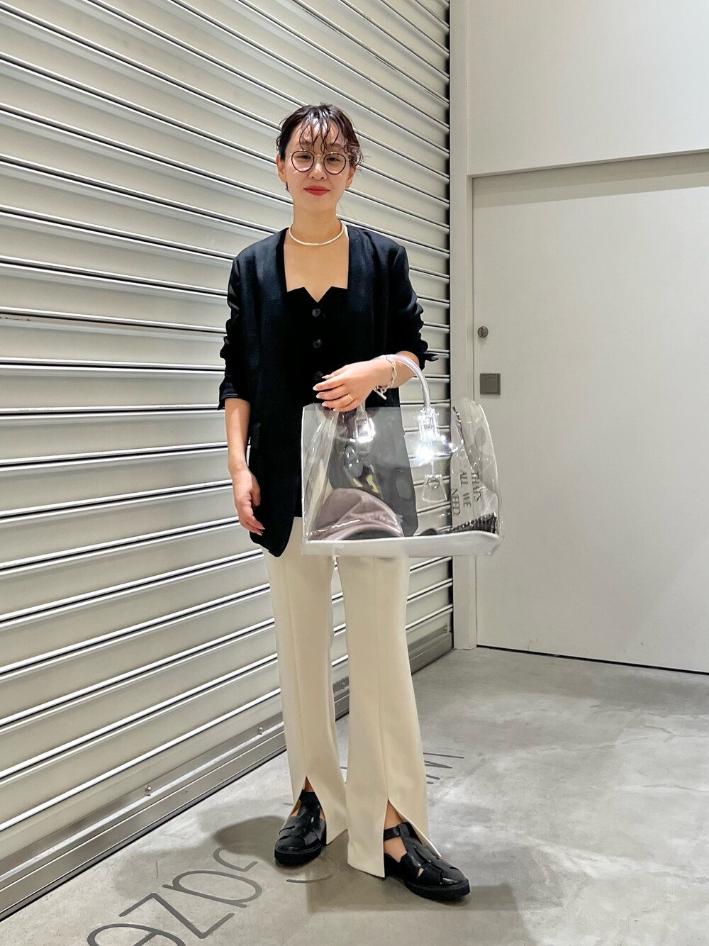 その他のトートバッグ、ブラック系のノーカラージャケット、ブラック系のシャツ/ブラウスを着用したレディースの春コーディネートの1枚目の写真
