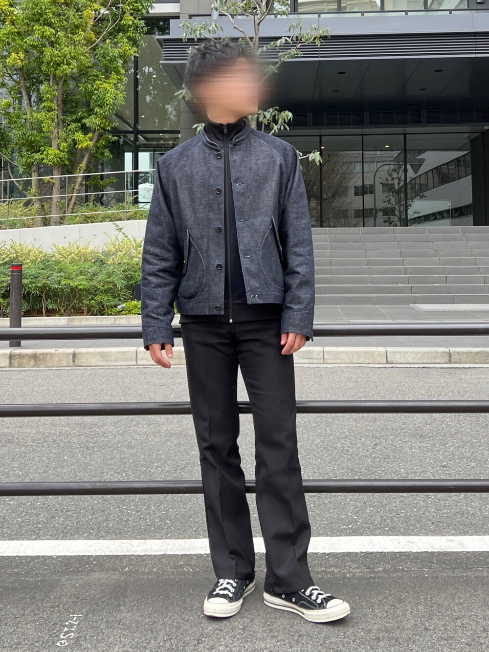 「大人カジュアル、休日スタイル、春コーデ、シンプルコーデ、お洒落さんとつながりたい、ゆるコーデ、今日のコーデ、オトナカジュアル、きれいめカジュアル、春服みてみて、リラックススタイル、大人コーデ、デニムコーデ、オールブラック」｜「urigのアイテム（デニムジャケット、ブルー系）」を使った、MARONさん（メンズ・172cm）の春コーディネートの1枚目の写真