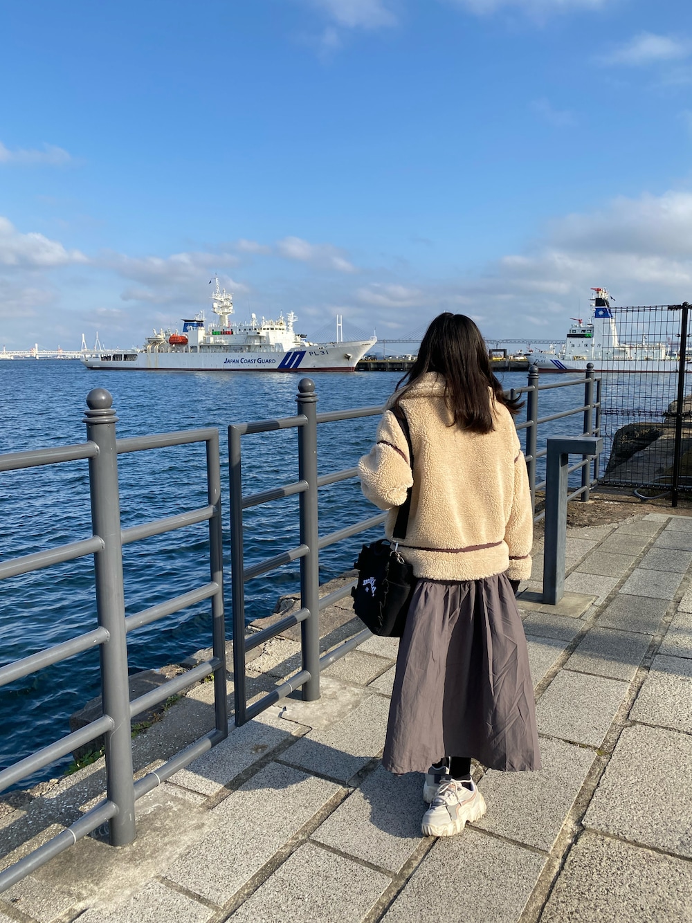 「中学生、女の子、Lovetoxic、スカート、ダッドスニーカー、ボアジャケット、フライトジャケット」｜「LOVETOXICの【LTXC】ギャザーロングスカート（スカート、グレー系）」を使った、姫まりさん（キッズ・153cm）の冬コーディネートの1枚目の写真