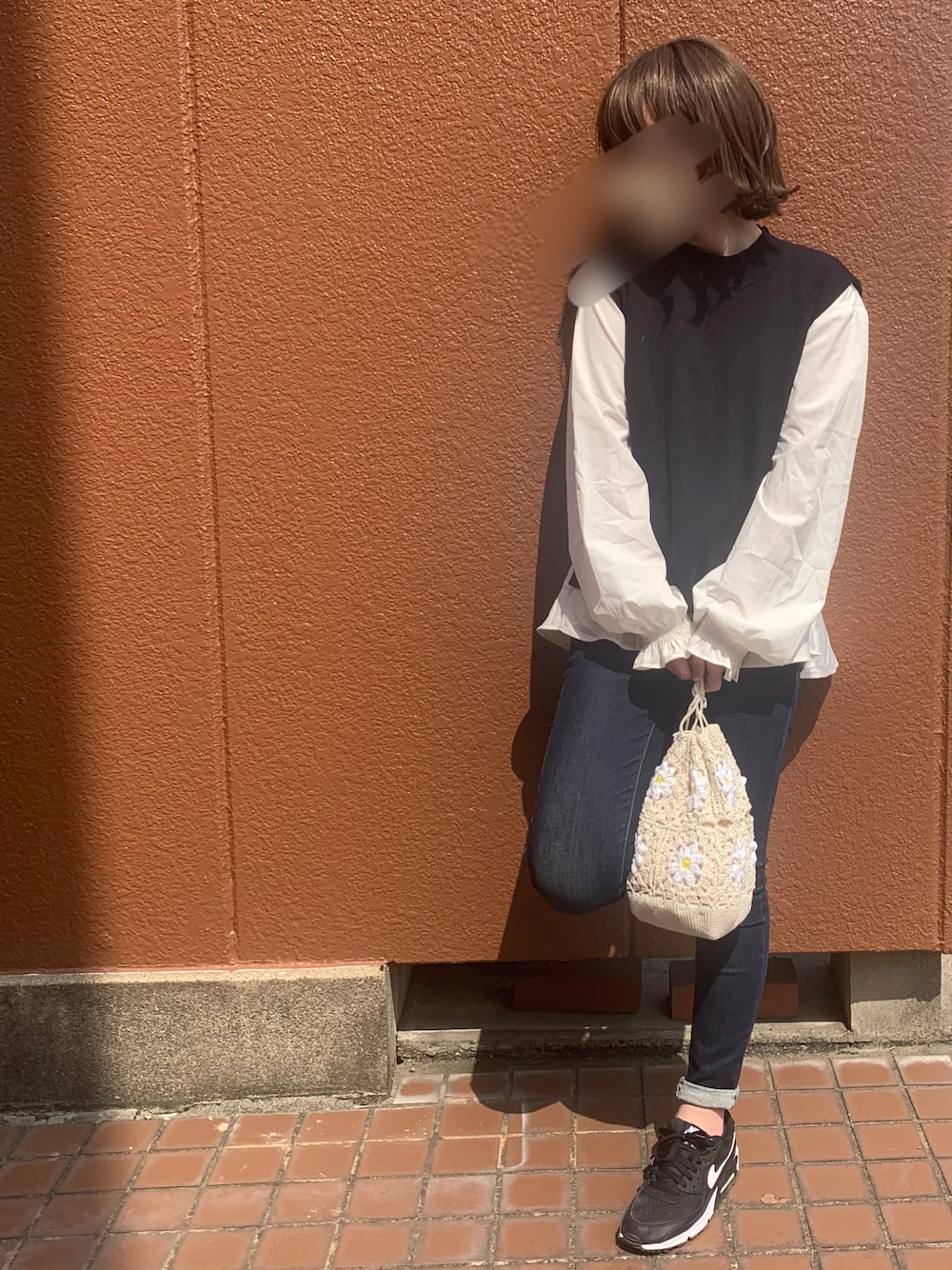 「春コーデ、ハンドメイド、スキニーデニム、ベスト、ブラウス、スニーカー、ナイキスニーカー、シンプル」｜「LINEASTORIAの【フルウィッグ・ミディアム】アメリボブ（ウィッグ、その他）」を使った、Saltさん（レディース・152cm）の春コーディネートの1枚目の写真
