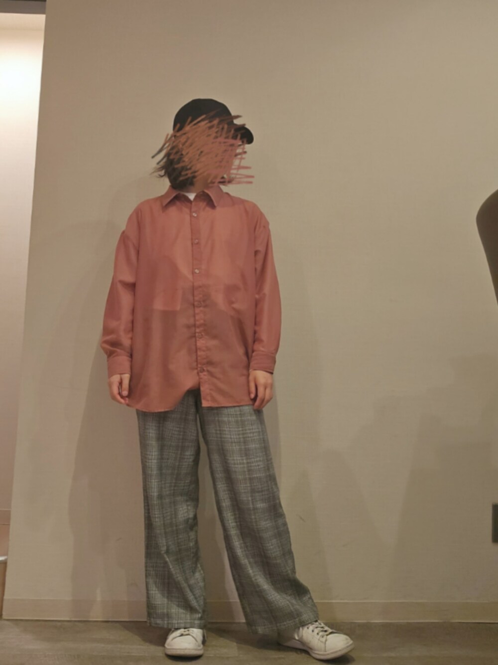 「パシオス、ハニーズ、Honeys、ユニクロ、UNIQLO、チェックパンツ、シースルー、白、グレー、ピンク」｜「パシオスのアイテム（スラックス、グレー系）」を使った、R!◎N.さん（レディース・156cm）の春コーディネートの1枚目の写真