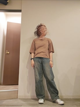 デニムパンツを使った「クロップドTシャツ」の人気ファッション