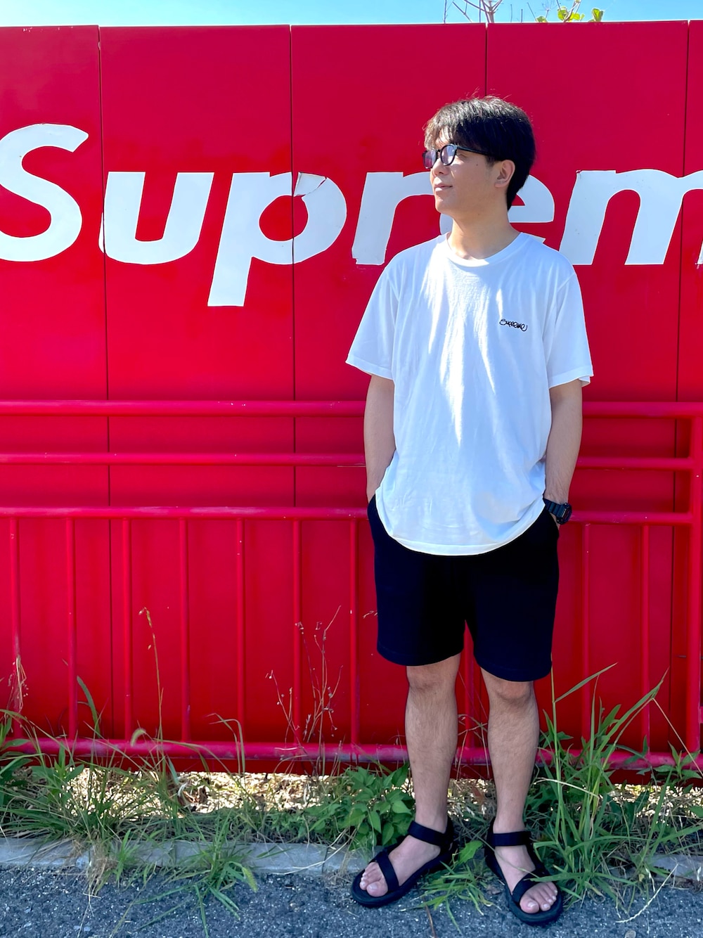 「みんなの白Tフェス、サングラス、サンダル、teva、supreme、カジュアルコーデ、シンプル、Tシャツ、ビッグシルエット、ラフ、モノトーン、G-SHOCK、夏コーデ、白Tシャツ、ハーフパンツ」｜「Supreme のアイテム（Tシャツ/カットソー、ホワイト系）」を使った、TadahiroMurataさん（メンズ・178cm）の夏コーディネートの1枚目の写真