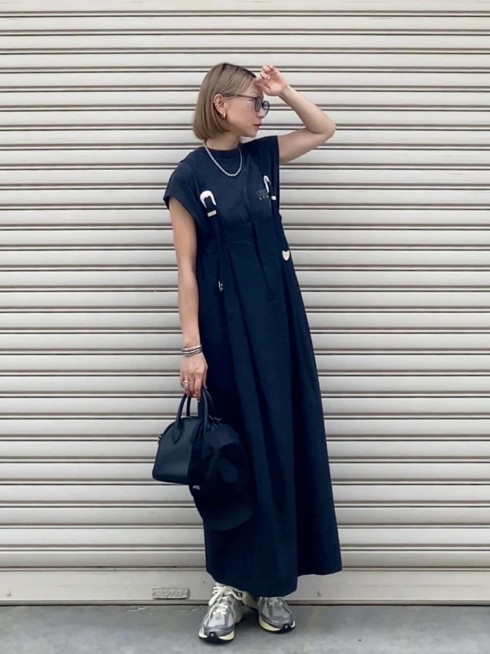 「ワンピース、サングラス、スニーカー、お出かけコーデ、古着MIX、秋服準備はじめました、プチプラ、骨格ウェーブ、レイヤードスタイル、夏コーデ、低身長、シンプルコーデ、休日スタイル、きれいめカジュアル、オトナカジュアル」｜「OKIRAKUの【先行予約】(OKIRAKU×ROSEBUD)ウエスタン バックル ショルダーストラップ ジャンパースカート（ジャンパースカート、ブラック系）」を使った、SIZUさん（レディース・156cm）の夏コーディネートの1枚目の写真