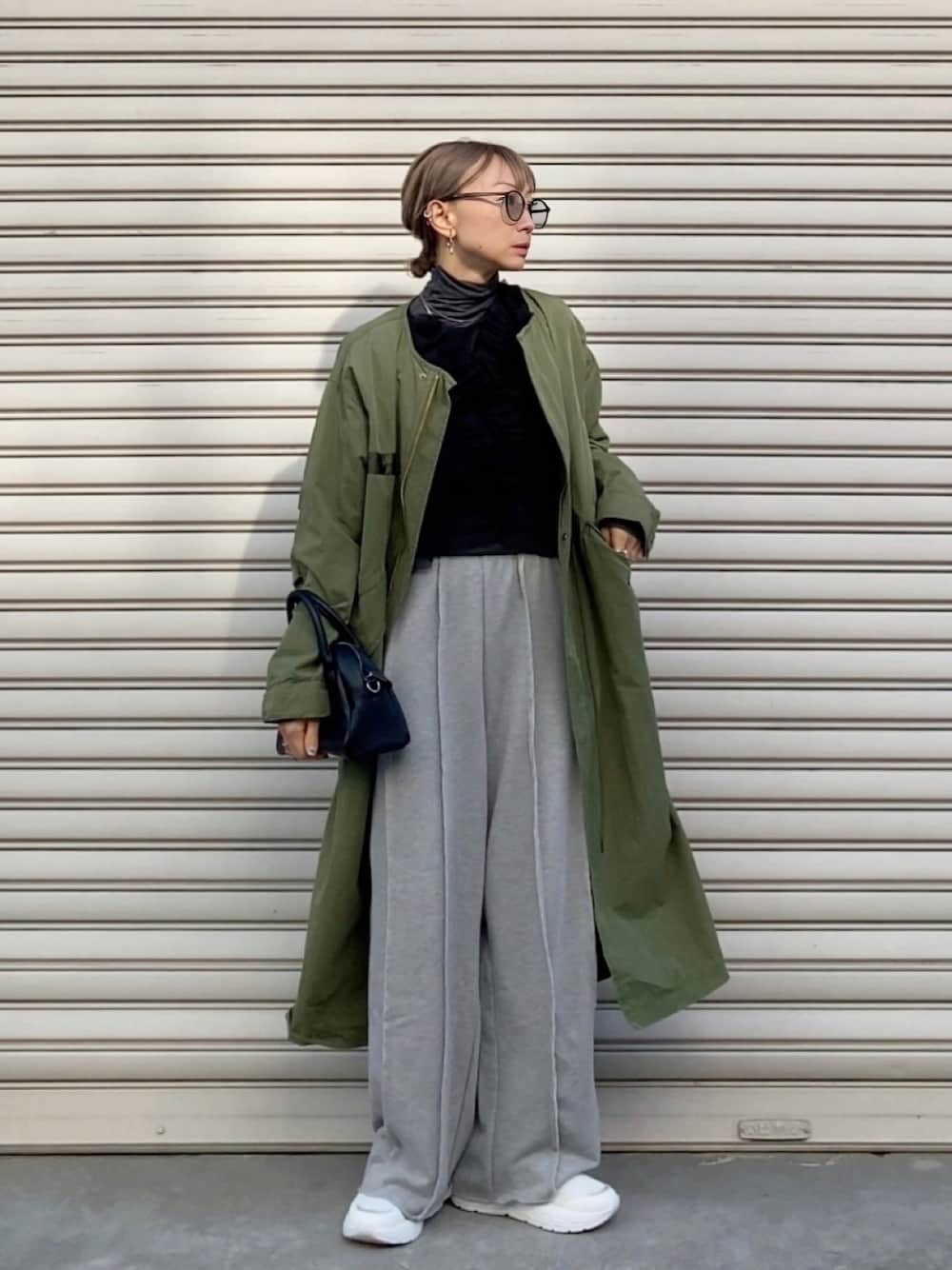 「カーキ、スウェットパンツ、タートルネック、スニーカー、冬コーデ、クリスマスに着たい服、マイベストコーデ2024、UNIQLO、GU、プチプラ、レイヤードスタイル、骨格ウェーブ、おでかけコーデ、オトナカジュアル、ラフコーデ」｜「UNIQLOのアイテム（Tシャツ/カットソー、グレー系）」を使った、SIZUさん（レディース・156cm）の冬コーディネートの1枚目の写真