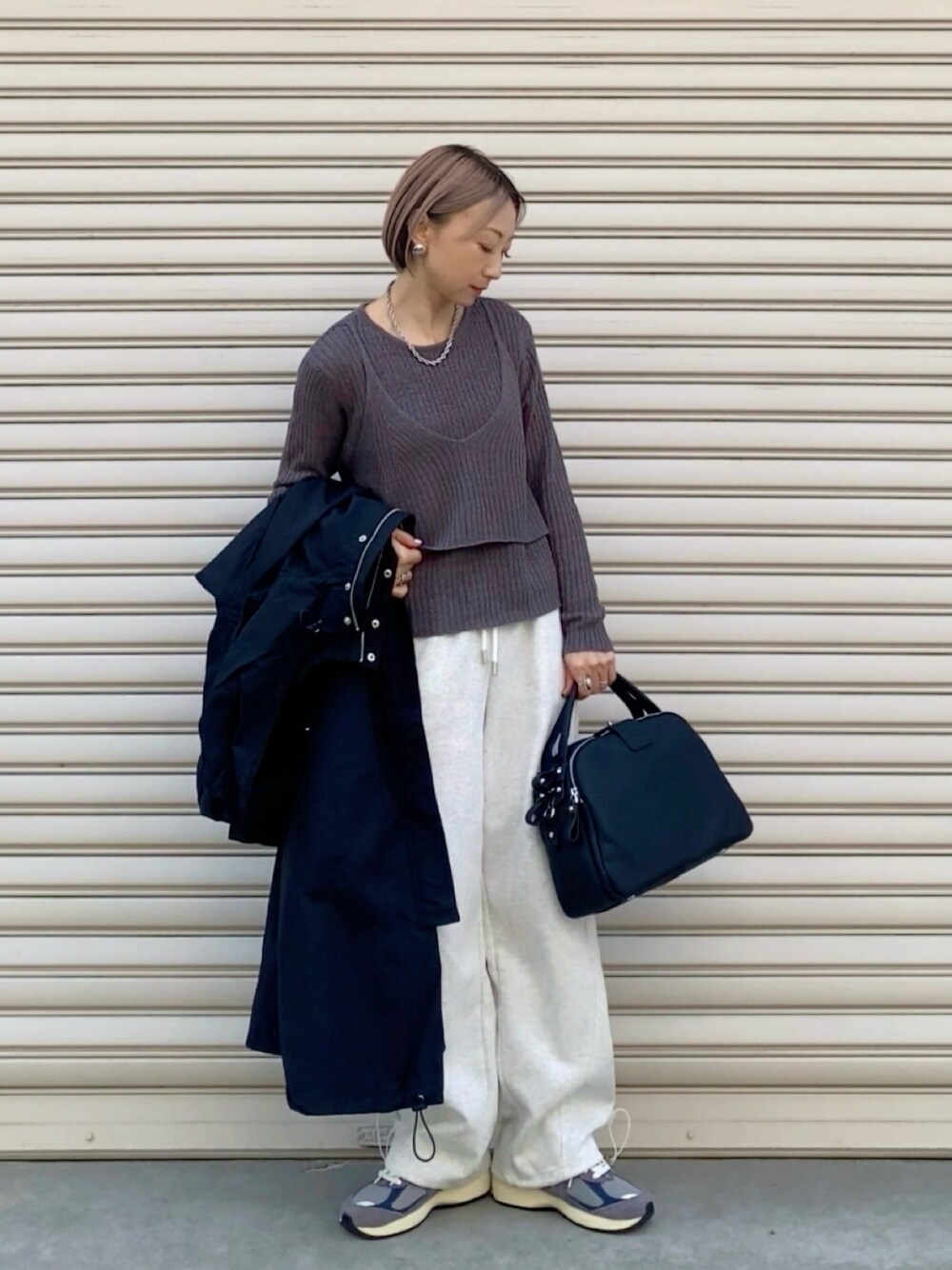 「春めき満開コーデ、春コーデ、ビスチェ、モノトーン、春服、プチプラ、レイヤードスタイル、休日スタイル、オトナ女子、ラクチンコーデ、お出かけコーデ、リラックススタイル、休日、レイヤードコーデ、骨格ウェーブ」｜「THE YOnのフェイクキャミレイヤードニットプルオーバー（ニット/セーター、グレー系）」を使った、SIZUさん（レディース・156cm）の春コーディネートの1枚目の写真