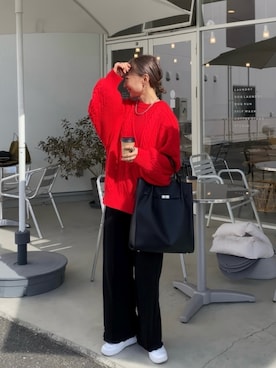 「赤ニット」｜「アイテム（スウェットパンツ）」を使った、SIZUさん（レディース・156cm）の冬コーディネート