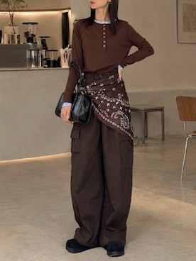 「アイテム（バンダナ/スカーフ、ブラウン系）」を使った、SIZUさん（レディース・156cm）の秋コーディネート