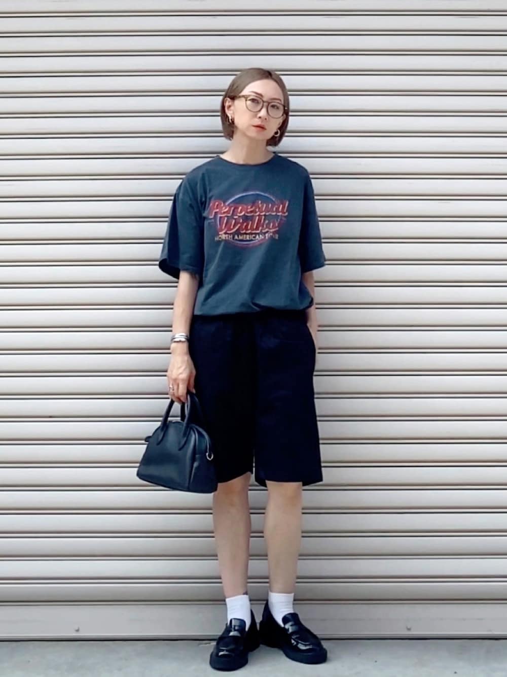 グレー系のTシャツ/カットソー、ブラック系のチノパンツ、ブラック系のローファーを着用したレディースの夏コーディネートの1枚目の写真