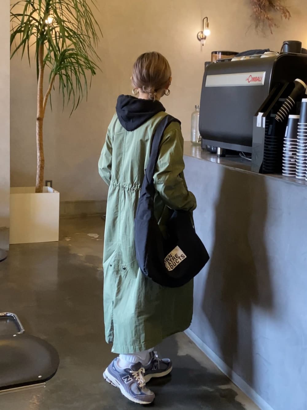 「ミリタリー、ミリタリージャケット、真冬のあったかスタイル、パーカー、スニーカー、春コーデ、春、春アウター、春服、プチプラ、レイヤードスタイル、骨格ウェーブ、大人コーデ、休日スタイル、シンプルスタイル」｜「SALON de RUBANの【SALON de RUBAN / サロン ド ルヴァン】 BROWN THEATRE PRODUCTS ショルダーバッグ（ショルダーバッグ、ブラック系）」を使った、SIZUさん（レディース・156cm）の冬コーディネートの1枚目の写真