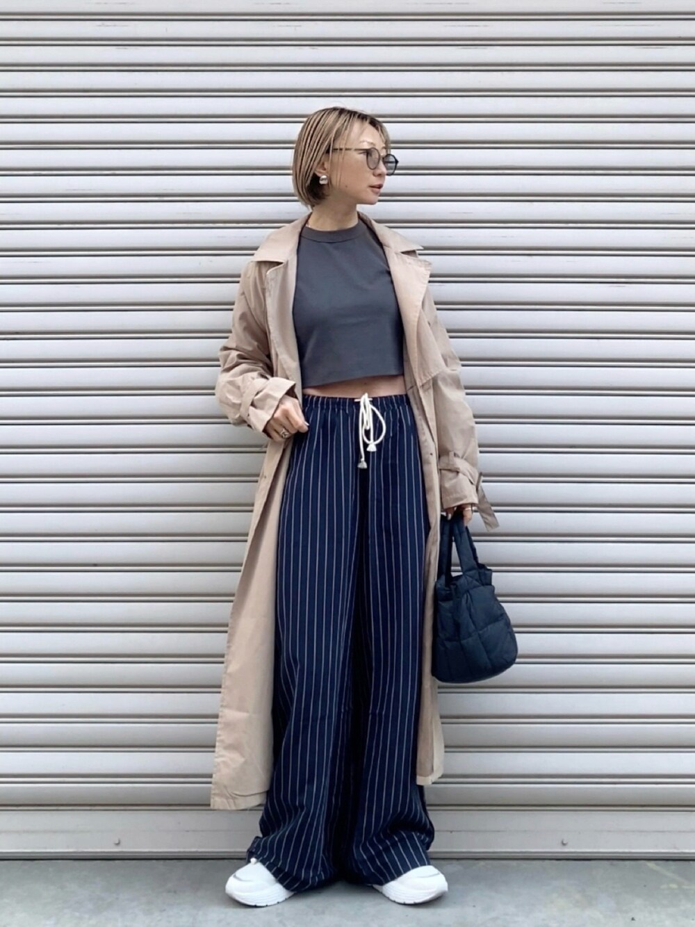 「春めき満開コーデ、ショルダーバッグ、トレンチコート、UNIQLO、ユニクロ、GU、プチプラ、レイヤードスタイル、大人カジュアルコーデ、シンプルスタイル、ゆるコーデ、はるコーデ、春服、低身長女子、おでかけコーデ」｜「Auntie Rosa Holidayのフライスクロップドプルオーバー（Tシャツ/カットソー、グレー系）」を使った、SIZUさん（レディース・156cm）の春コーディネートの1枚目の写真