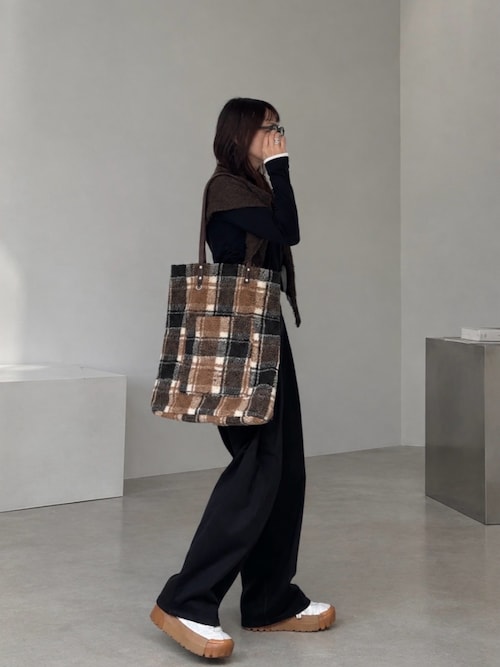 「BONLECILL Marche(ボンルシールマルシェ)の【BONLECILL Marche】レタリング刺繍ボアトートバッグ(トートバッグ)」を使った、SIZUさん(レディース・156cm)の秋コーディネート