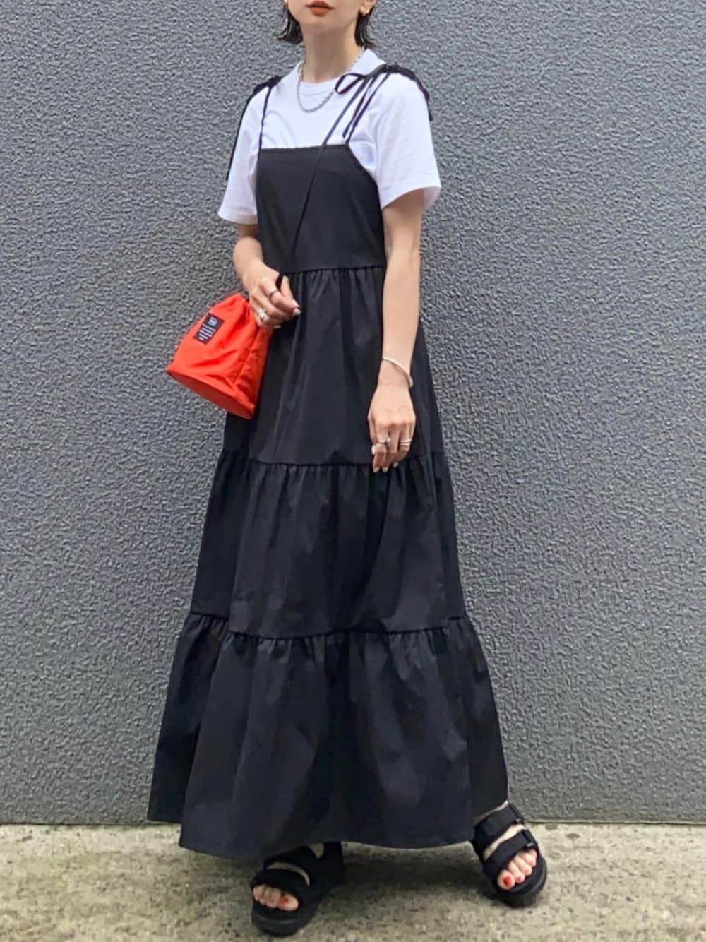 「ワンピース、キャミワンピ、ティアードスカート、巾着バッグ、厚底シューズ、厚底サンダル、サンダル、スポーツサンダル、ロングワンピース、プチプラ、レイヤードスタイル、シンプルコーデ、休日スタイル、初夏コーデ、夏コーデ」｜「FILLOUのショルダーリボンティアードキャミワンピース（ワンピース、ブラック系）」を使った、SIZUさん（レディース・156cm）の夏コーディネートの1枚目の写真