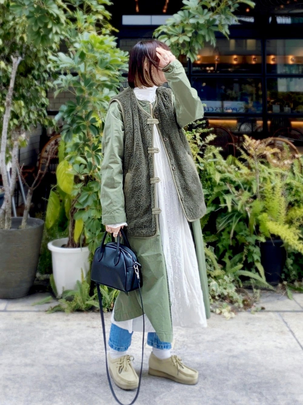 「シンプル、春服、レイヤードスタイル、春、シンプルコーデ、デニム、ボストンバッグ、シャツスタイル、春アウター、春コーデ、プチプラ、ミリタリー、ミリタリージャケット、低身長コーデ、オーバーサイズ」｜「FREAK'S STOREのインドスカラップ刺繍ワンピース（ワンピース、ホワイト系）」を使った、SIZUさん（レディース・156cm）の春コーディネートの1枚目の写真