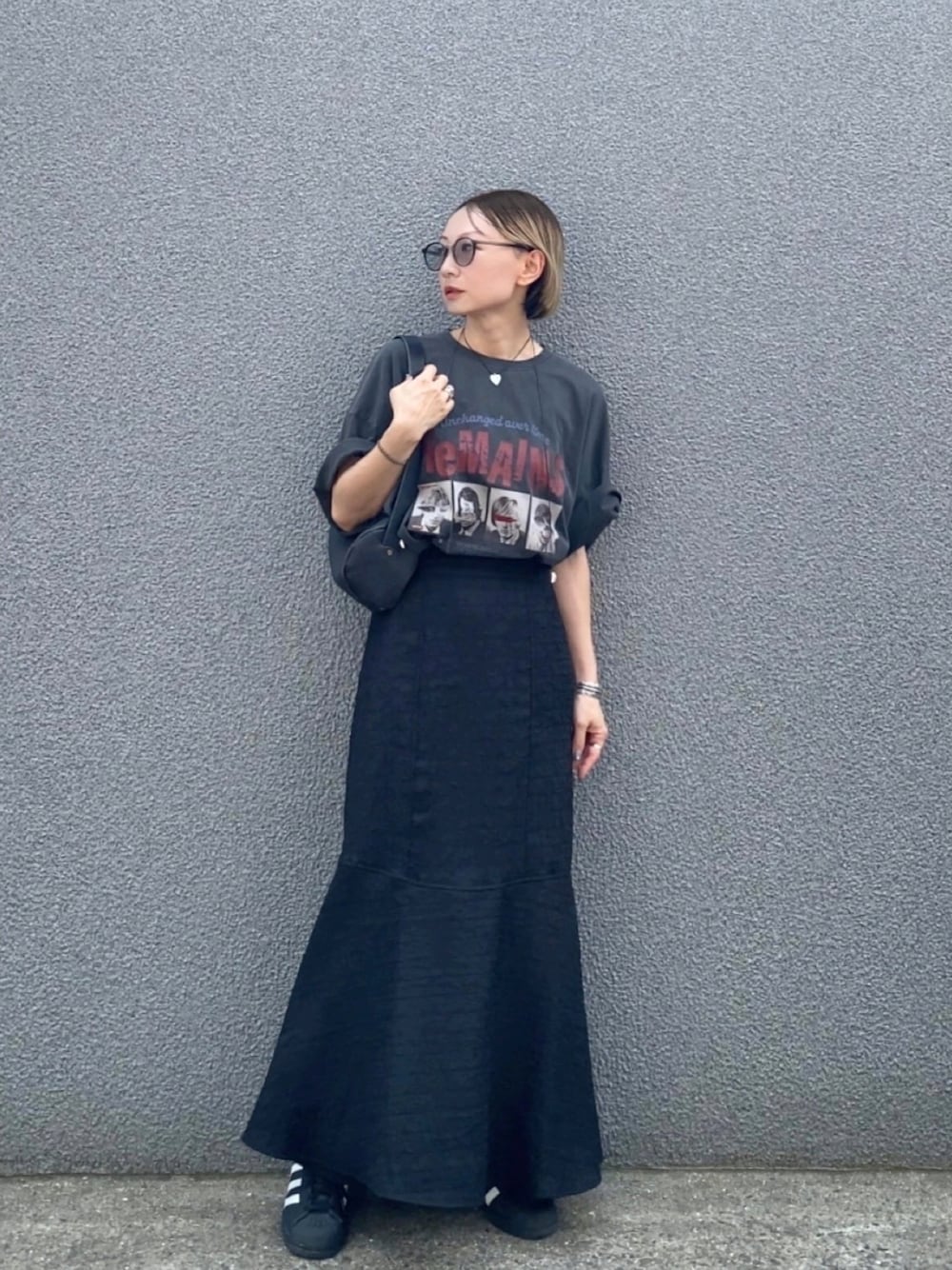 「ブラックコーデ、ブラック、スニーカー、サングラス、プチプラ、レイヤードスタイル、マーメイドスカート、夏服コーデ、大人ファッション、夏だ！Tシャツ着よう！、夏ルックで気分アップ、キレイめカジュアル、スカートコーデ、シンプルコーデ、休日スタイル」｜「CIAOPANICのピグメントバンドTEE（Tシャツ/カットソー、グレー系）」を使った、SIZUさん（レディース・156cm）の夏コーディネートの1枚目の写真