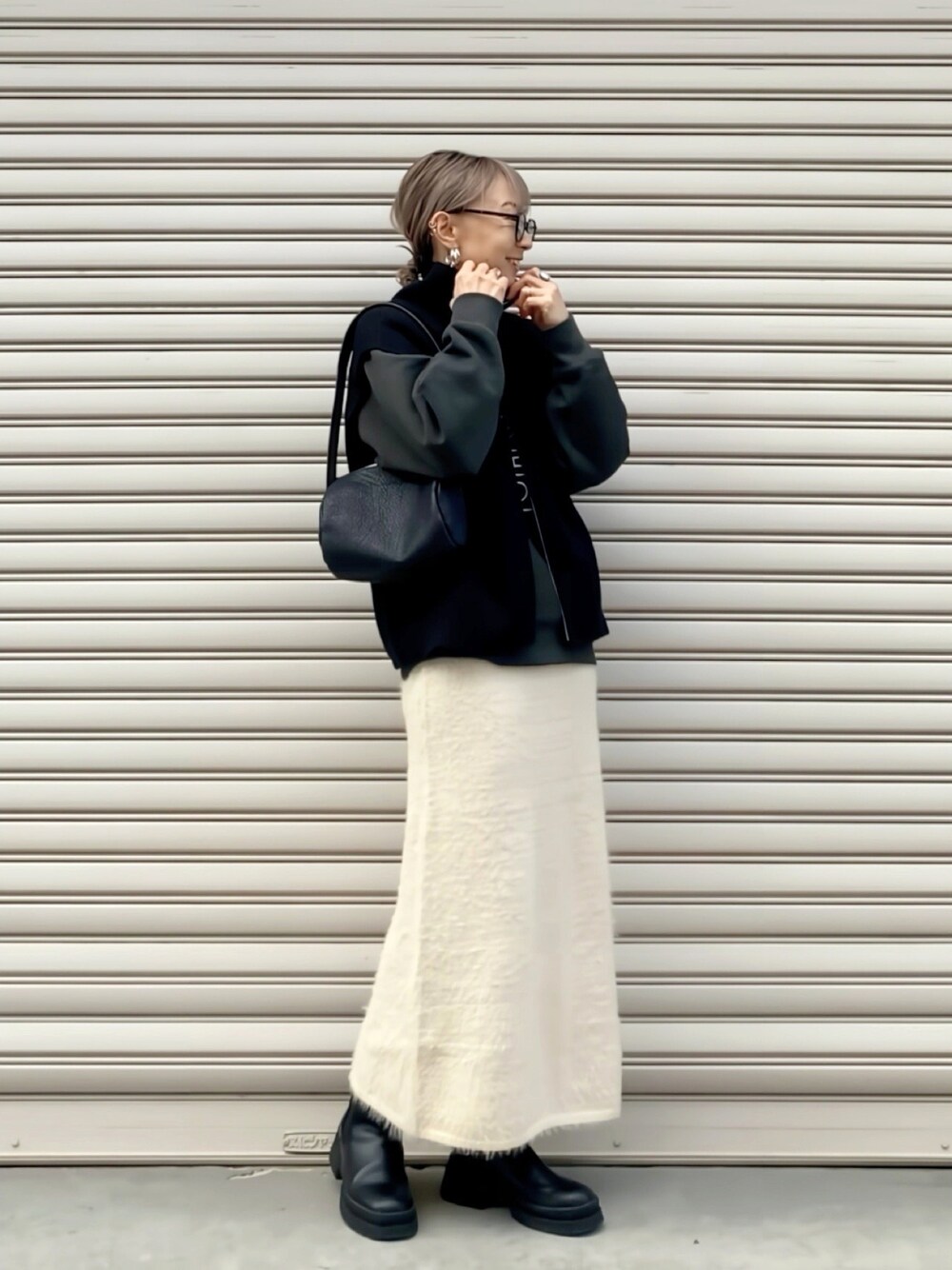 「モノトーン、ニット、ベスト、ブーツ、プチプラ、淡色コーデ、お出かけコーデ、冬服コーデ、秋冬コーデ、スカートスタイル、きれいめカジュアル、休日スタイル、シンプル、キレイめカジュアル、オトナカジュアル」｜「Auntie Rosa Holidayのジップアップニットベスト（ベスト、ブラック系）」を使った、SIZUさん（レディース・156cm）の冬コーディネートの1枚目の写真