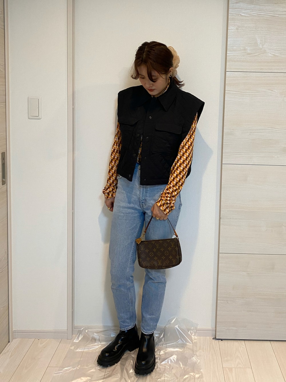 「デニム、カジュアル、キルティング、黒、ベスト、ZARA、サイドゴアブーツ、ザラ、着回しコーデ、秋冬コーデ、ガラシャツ、だから秋服が好き」｜「ZARAのアイテム（その他アウター、ブラック系）」を使った、みささん（レディース・162cm）の秋コーディネートの1枚目の写真