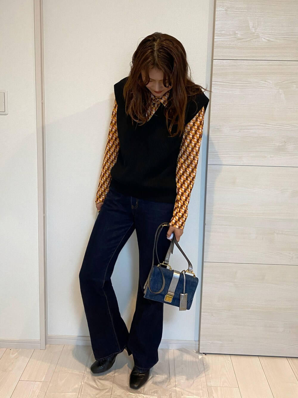 「デニム、ZARA、ニットベスト、パンツスタイル、フレアパンツ、シャツスタイル、オトナカジュアル、秋冬コーデ、ガラシャツ、だから秋服が好き」｜「ZARAのアイテム（ベスト、ブラック系）」を使った、みささん（レディース・162cm）の秋コーディネートの1枚目の写真