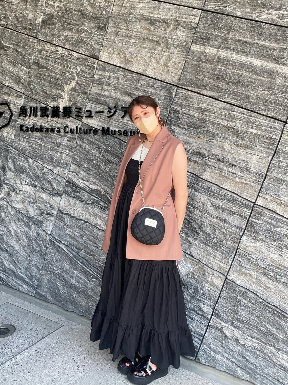 「きれいめカジュアル、シンプルコーデ、お出かけコーデ、スカートスタイル、ワンピース、秋服準備はじめました、黒ワンピース、ジレ、ベスト」｜「SLYのWOOL MIX OVER VEST/ウールミックスオーバーベスト（ベスト、ピンク系）」を使った、みささん（レディース・162cm）の夏コーディネートの1枚目の写真