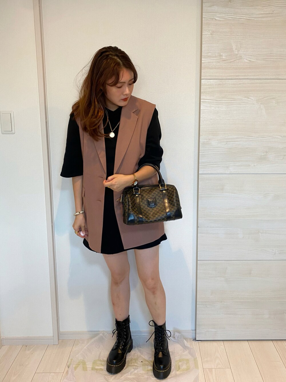 「ジャケット、ワンピース、秋のコーデ、SLY、ZARA、マーチン、ジレ、カジュアルコーデ、ミニワンピ、秋カラー、秋トレンド2021、だから秋服が好き」｜「ZARAのアイテム（ワンピース、ブラック系）」を使った、みささん（レディース・162cm）の秋コーディネートの1枚目の写真