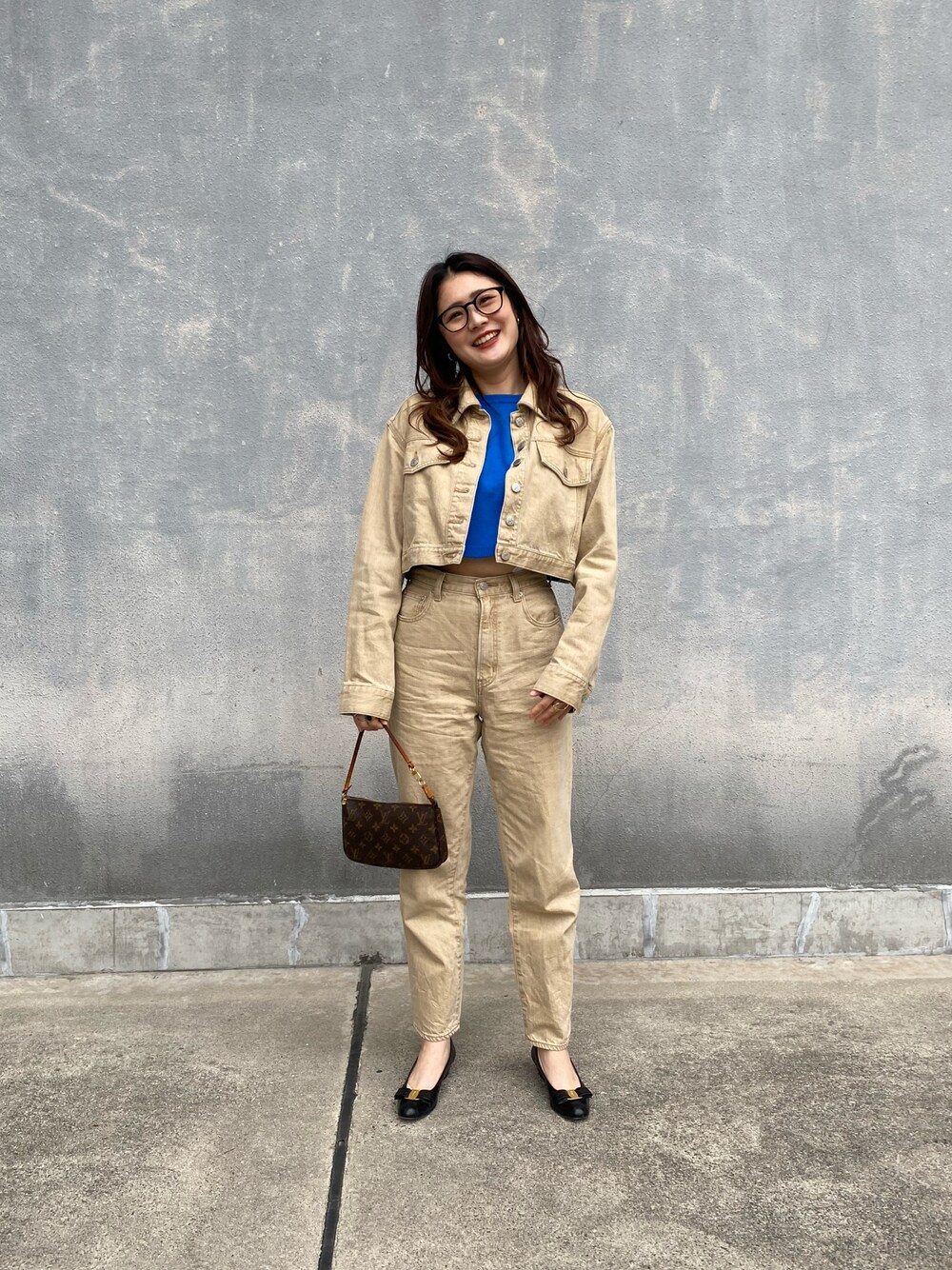 「ごきげんウィーク、セットアップ、休日スタイル、パンツスタイル、カジュアル、デニム、SLY、パンプス、ootd」｜「SLYのLUCAS HW TAPERED PT-E ハイウエストテーパード デニムパンツ（デニムパンツ、ベージュ系）」を使った、みささん（レディース・162cm）の春コーディネートの1枚目の写真