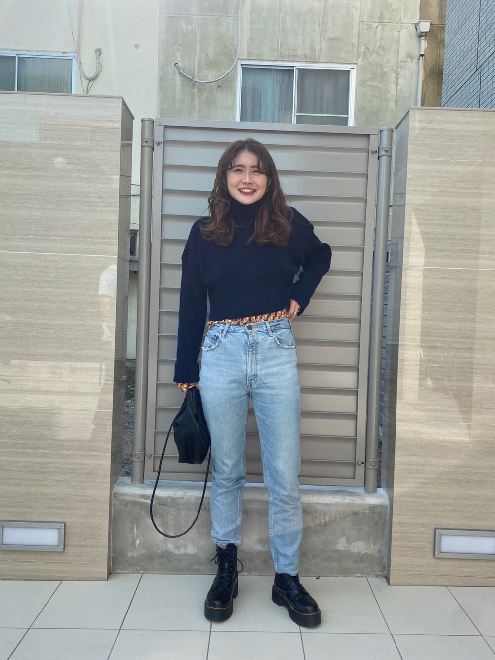 「秋コーデ、ショート丈、クロップド丈、ニット、柄シャツ、デニム、ドクターマーチン、ショートブーツ、カジュアル、ZARA」｜「ZARAのアイテム（ニット/セーター、ブルー系）」を使った、みささん（レディース・162cm）の秋コーディネートの1枚目の写真