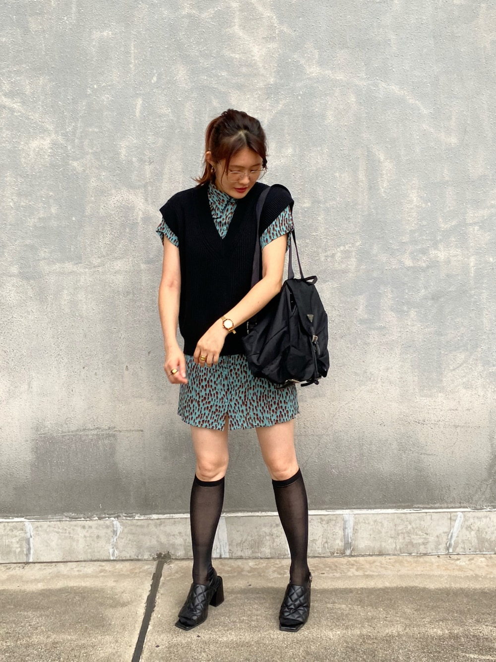 「柄シャツ、シャツスタイル、ワンピース、ベスト、韓国ファッション、カジュアル、ミニワンピ、シアーソックス、ZARA、SLY」｜「ZARAのアイテム（ベスト、ブラック系）」を使った、みささん（レディース・162cm）の夏コーディネートの1枚目の写真