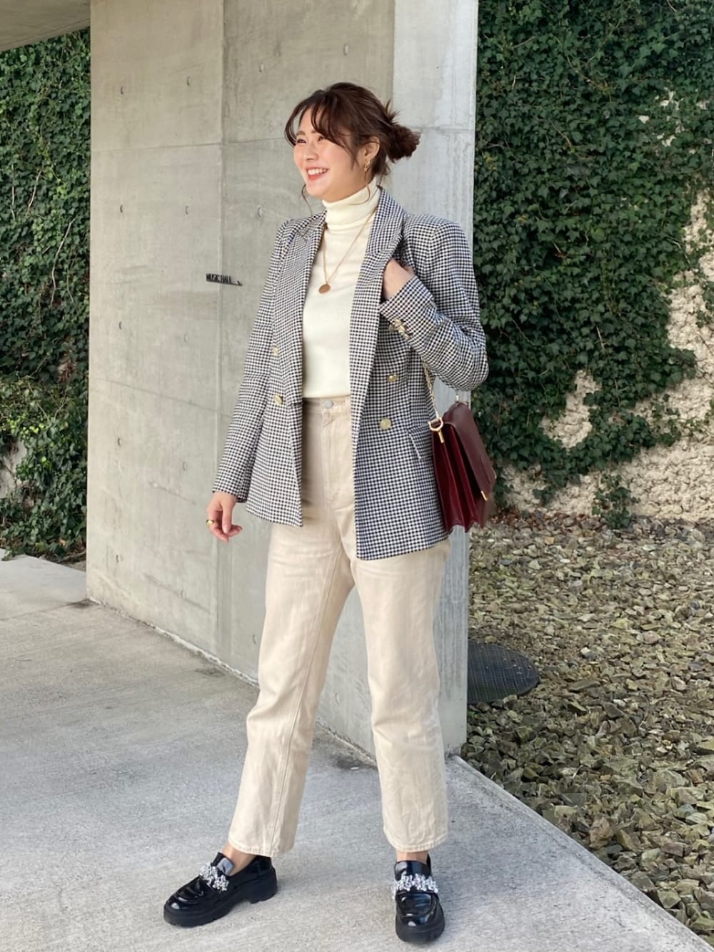 「ジャケット、カジュアル、ZARA、デニムパンツ、厚底ローファー、秋コーデ、ニットコーデ、wearhalloween2021、秋トレンド2021」｜「Cartierのアイテム（バッグ、レッド系）」を使った、みささん（レディース・162cm）の秋コーディネートの1枚目の写真