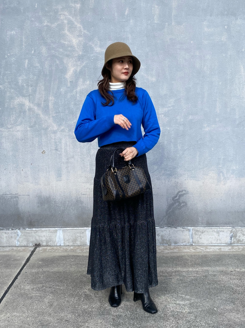 「大人カジュアル、ブルー、カラーニット、フレアスカート、バケットハット、タートルネック、ダウン、TINA:JOJUN、LOWRYS FARM、Mila Owen」｜「LOWRYS FARMのフェルトバケットハット　958541（ハット、ベージュ系）」を使った、みささん（レディース・162cm）の冬コーディネートの1枚目の写真