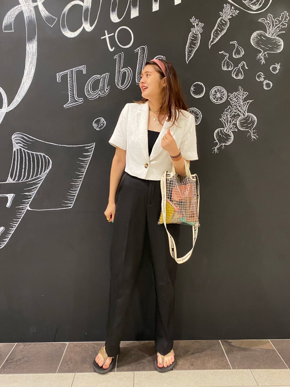 「大人カジュアル、オトナ女子、モノトーンコーデ、ジャケット、スラックス、ビーチサンダル、サンダル、カチューシャ、ZARA、oofos」｜「beautiful peopleの【beautiful people】《STUDIOUS別注》ビニールサコッシュ（ショルダーバッグ、ブラック系）」を使った、みささん（レディース・162cm）の夏コーディネートの1枚目の写真