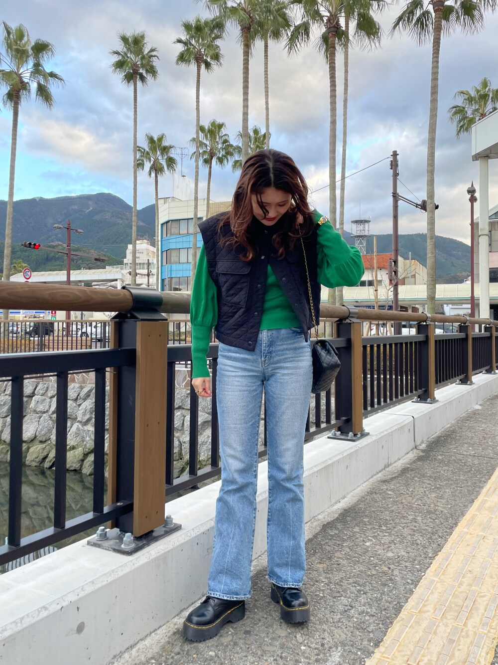 「オトナカジュアル、キルティングベスト、ブーツ、グリーン、秋冬コーデ、フレアパンツ、デニム、ベスト、ZARA、SLY、moussy、レイヤードスタイル」｜「ZARAのアイテム（その他アウター、ブラック系）」を使った、みささん（レディース・162cm）の冬コーディネートの1枚目の写真