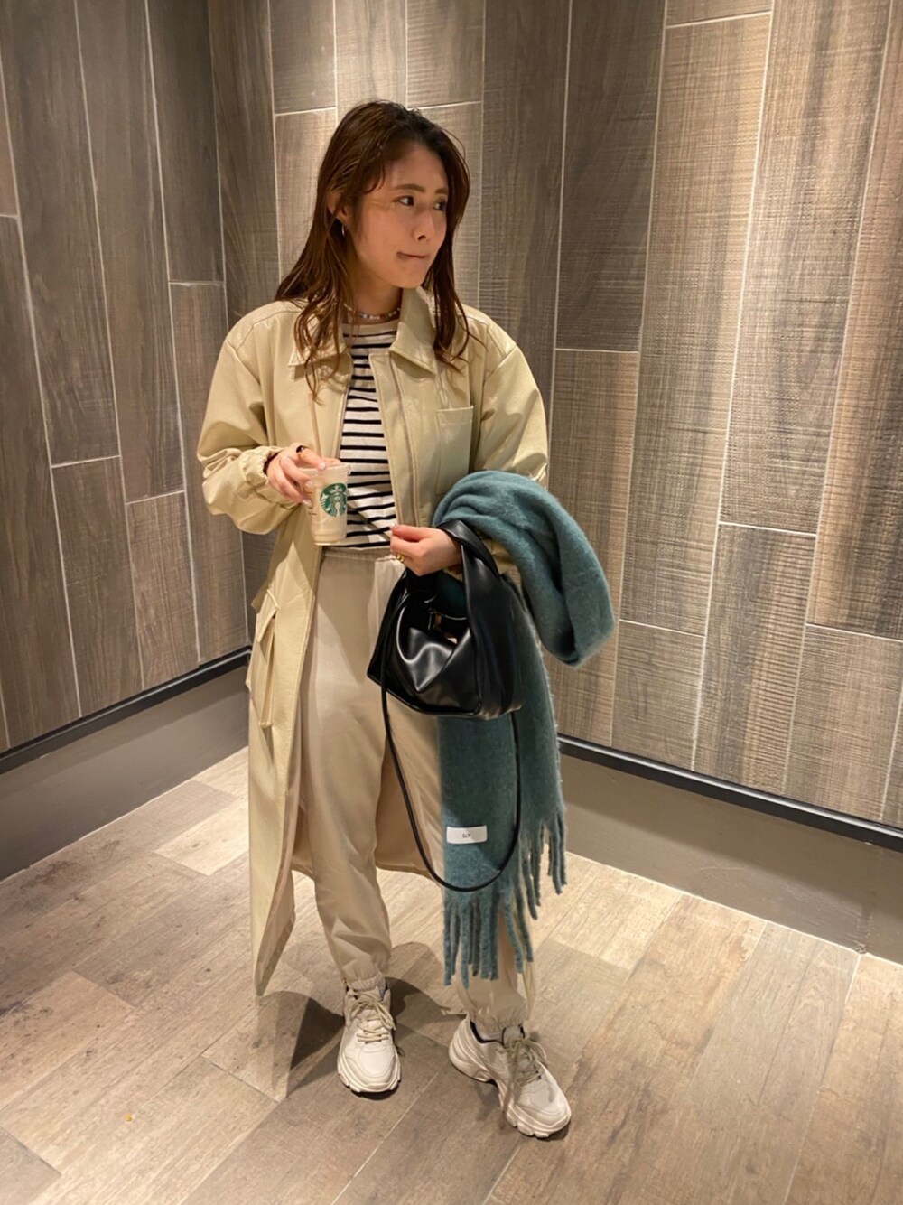 「スニーカーコーデ、カジュアルコーデ、ワントーンコーデ、オールホワイト、ジョガーパンツ、ダットシューズ、マフラー、ZARA、searoomlynn」｜「ZARAのアイテム（Tシャツ/カットソー、ホワイト系）」を使った、みささん（レディース・162cm）の秋コーディネートの1枚目の写真