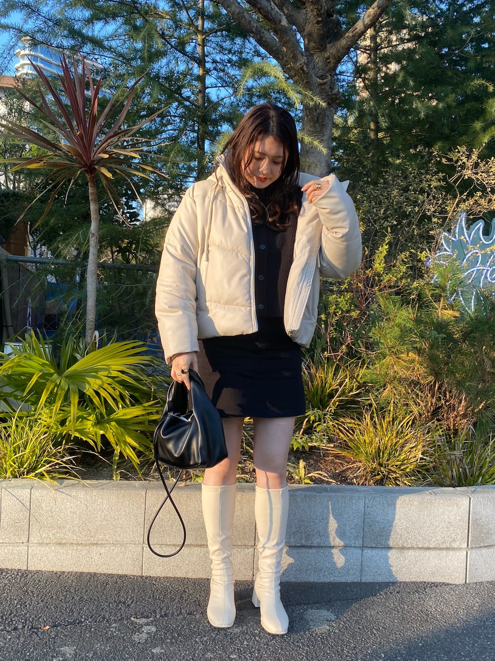 「大人カジュアル、クリスマスに着たい服、カジュアル、ダウンジャケット、ミニスカート、ロングブーツ、ワントーンコーデ、ZARA、お出かけコーデ」｜「moment+の【2021A/W New Arrival】7G モヘヤタッチクルーネックもちもちショートニットカーデ（カーディガン/ボレロ、ブラック系）」を使った、みささん（レディース・162cm）の冬コーディネートの1枚目の写真