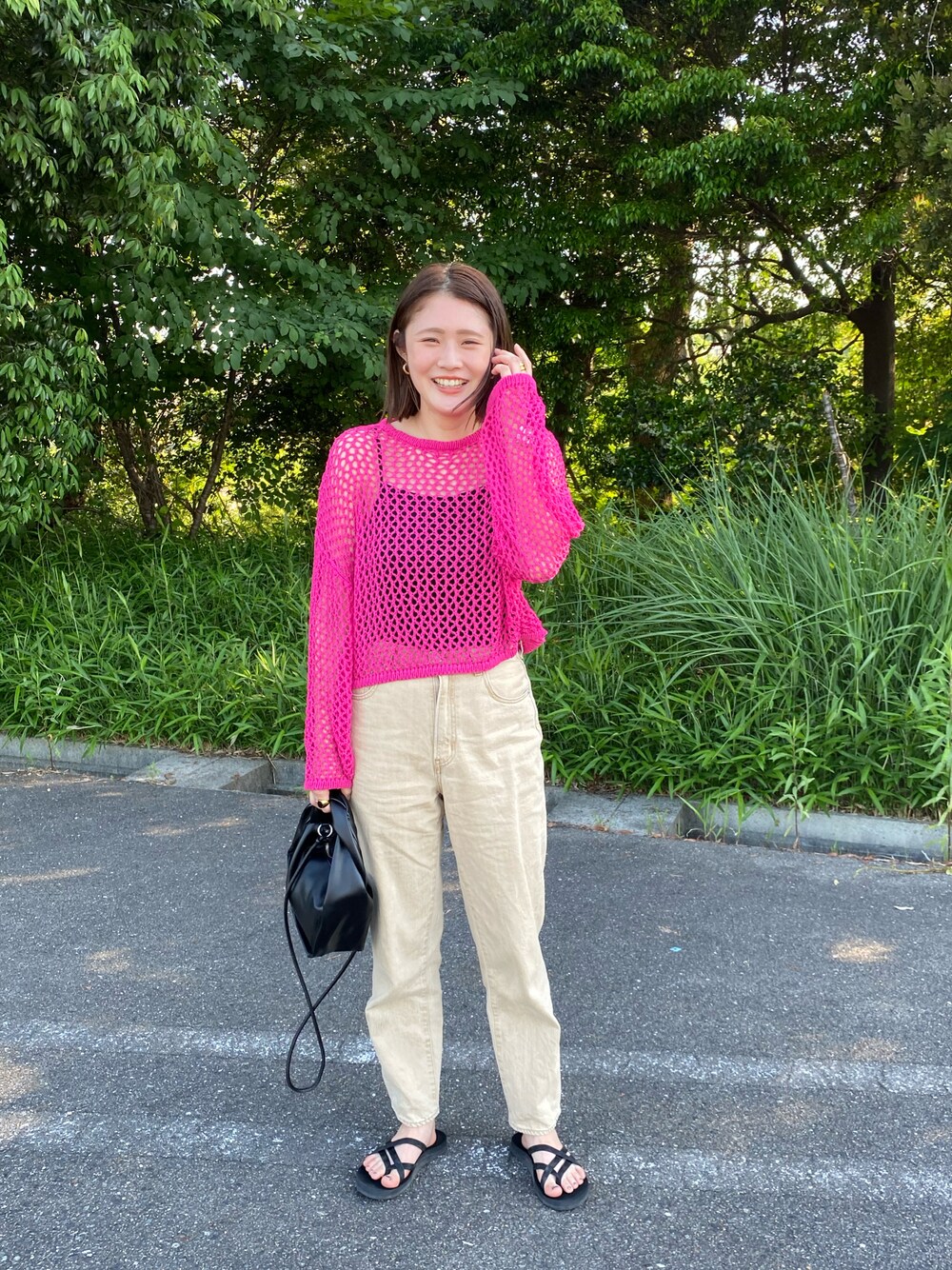 「カジュアルコーデ、プチプラ、ピンク、おしゃれさんと繋がりたい、メッシュニット、パンツスタイル、ビーチサンダル、teva、SLY、moment+、カラーコーデ」｜「moment+のゆるメッシュ透かし編みクルーネックニットプルオーバー*（ニット/セーター、ピンク系）」を使った、みささん（レディース・162cm）の夏コーディネートの1枚目の写真