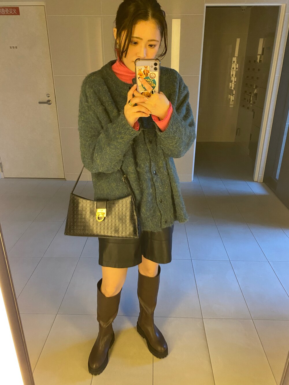 「春、カジュアルコーデ、カーディガン、タートルネック、カラーニット、ニット、シヨートパンツ、ロングブーツ、JEANASiS、お洒落さんとつながりたい」｜「PAGEBOYのシャギークルーカーディガン（ニット/セーター、グリーン系）」を使った、みささん（レディース・162cm）の春コーディネートの1枚目の写真