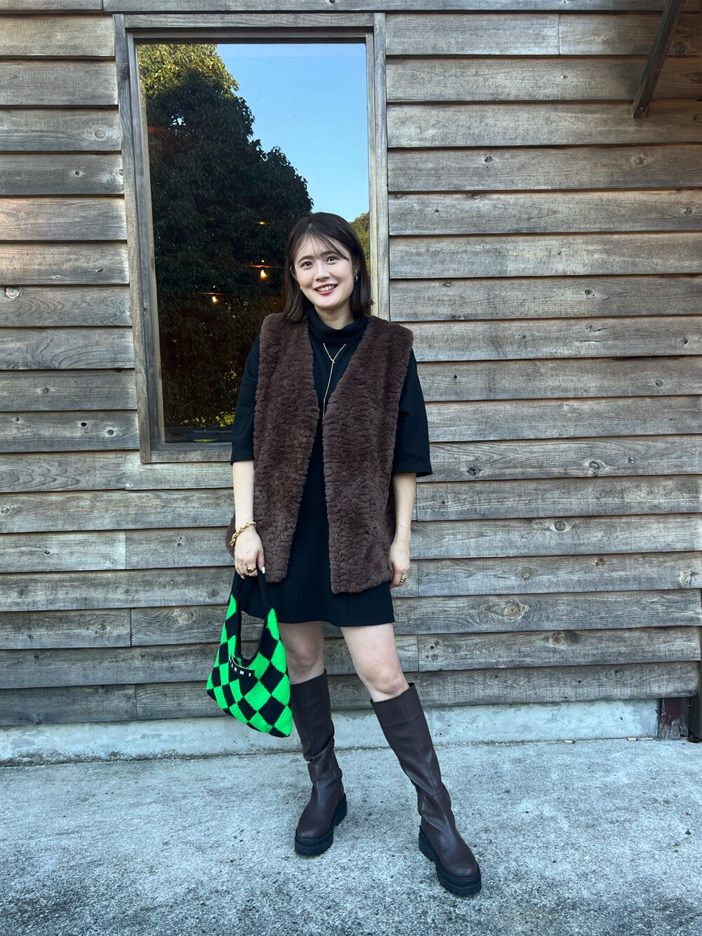 「WEARハロウィン2022、シンプルコーデ、秋冬コーデ、大人カジュアル、プチプラコーデ、ボアベスト、ミニワンピ、ロングブーツ、MARNI、休日スタイル、ootd」｜「blackdia oceanのblackdia ocean 金属アレルギー対応 ノットボータイチェーンネックレス ステンレス（ネックレス、ゴールド系）」を使った、みささん（レディース・162cm）の秋コーディネートの1枚目の写真
