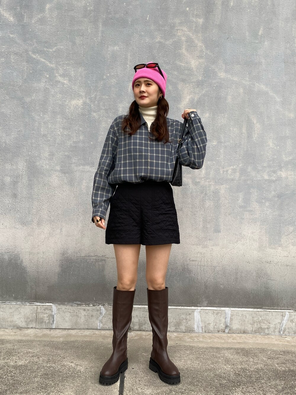 「春コーデ、カジュアル、春カラー、ピンク、ショートパンツ、キルティングパンツ、ロングブーツ、サングラス、vintage」｜「YSLのアイテム（ジャケット/アウター、ブルー系）」を使った、みささん（レディース・162cm）の春コーディネートの1枚目の写真