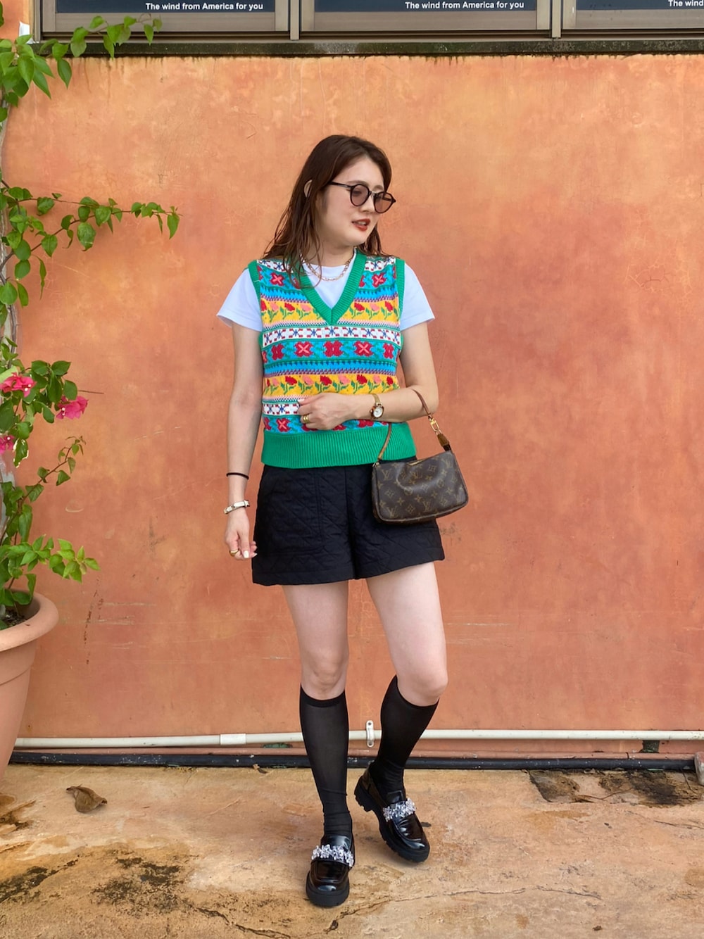 「ショートパンツ、厚底ローファー、ローファー、ベスト、ZARA、プチプラコーデ、ミニバッグ、白Tシャツ、秋コーデ、ZARAコーデ、ラブアンドピース2021」｜「ZARAのアイテム（ローファー、ブラック系）」を使った、みささん（レディース・162cm）の秋コーディネートの1枚目の写真