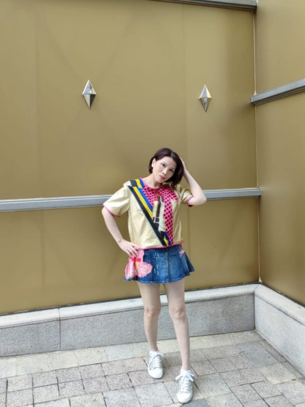 「antony moratoのアイテム（トップス、ゴールド系）」を使った、Ada Ngさん（レディース・157cm）の秋コーディネートの1枚目の写真