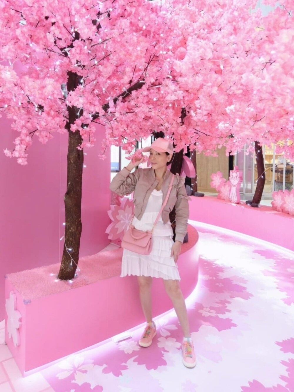 「no brandのアイテム（サンバイザー、ピンク系）」を使った、Ada Ngさん（レディース・157cm）の春コーディネートの1枚目の写真