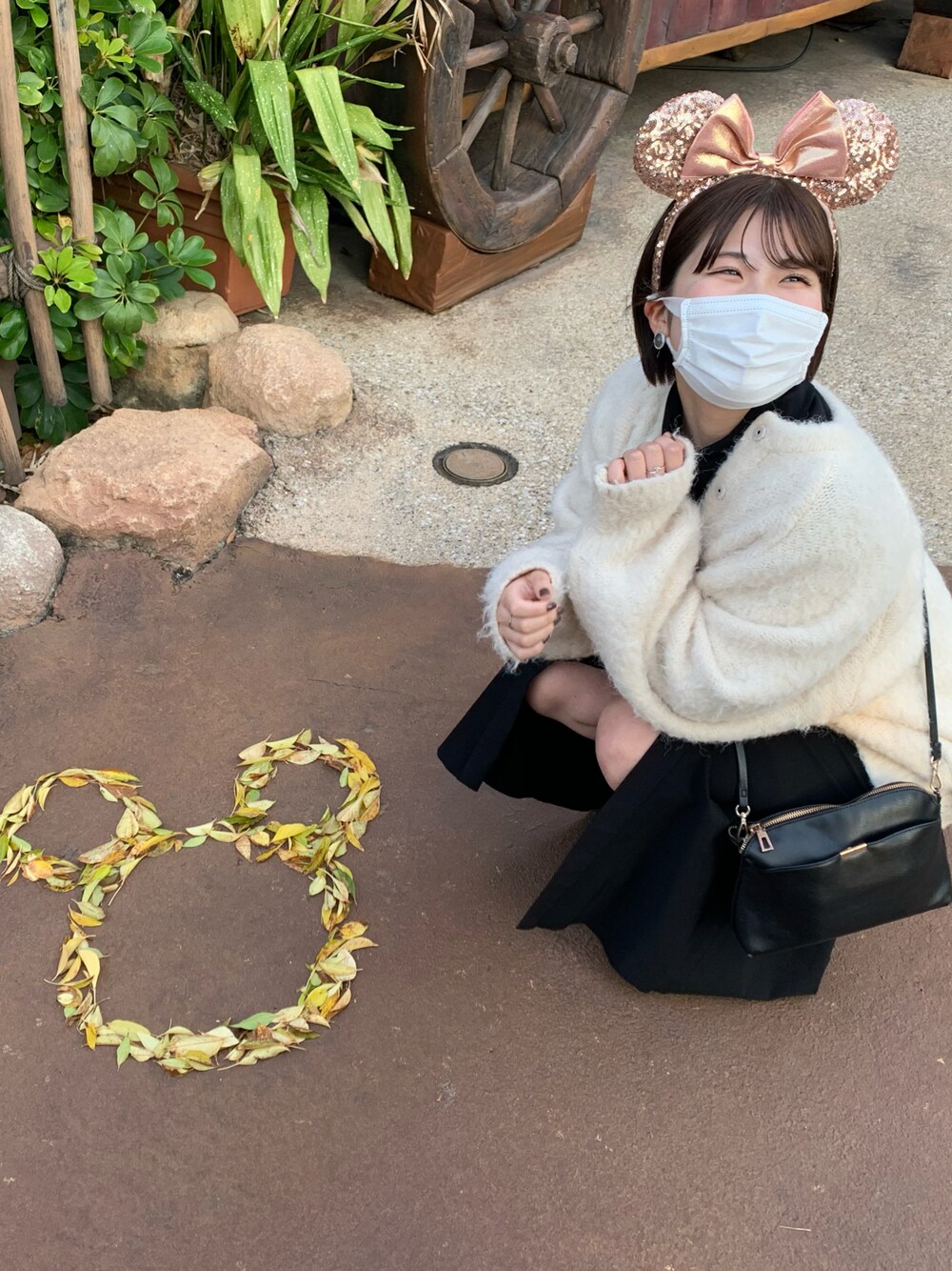 「ディズニー、シンプルコーデ、低身長、ディズニーコーデ、オトナカジュアル、未来のWEARISTAプロジェクト」｜「ADAM ET ROPE'の【ZOZO限定】ファーニットミドルカーディガン（カーディガン/ボレロ、ホワイト系）」を使った、てやんさん（レディース・152cm）の秋コーディネートの1枚目の写真