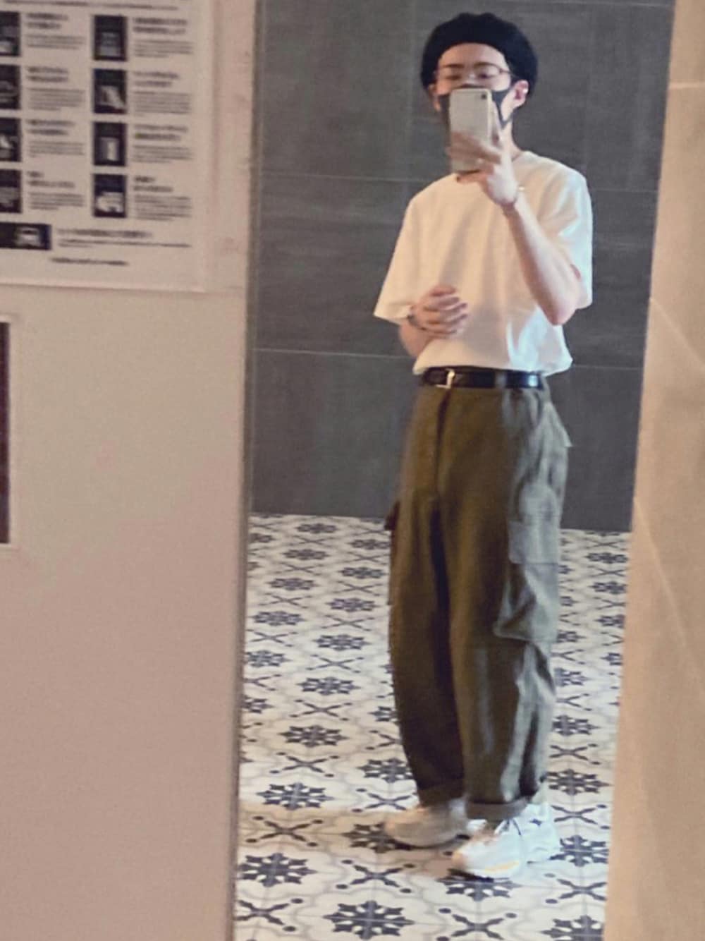 「ベレー帽、UNIQLO、ワイドパンツ、休日コーデ、シンプルスタイル、韓国ファッション、FILA、m47」｜「UNIQLOのアイテム（Tシャツ/カットソー、ホワイト系）」を使った、fgoさん（メンズ・159cm）の秋コーディネートの1枚目の写真