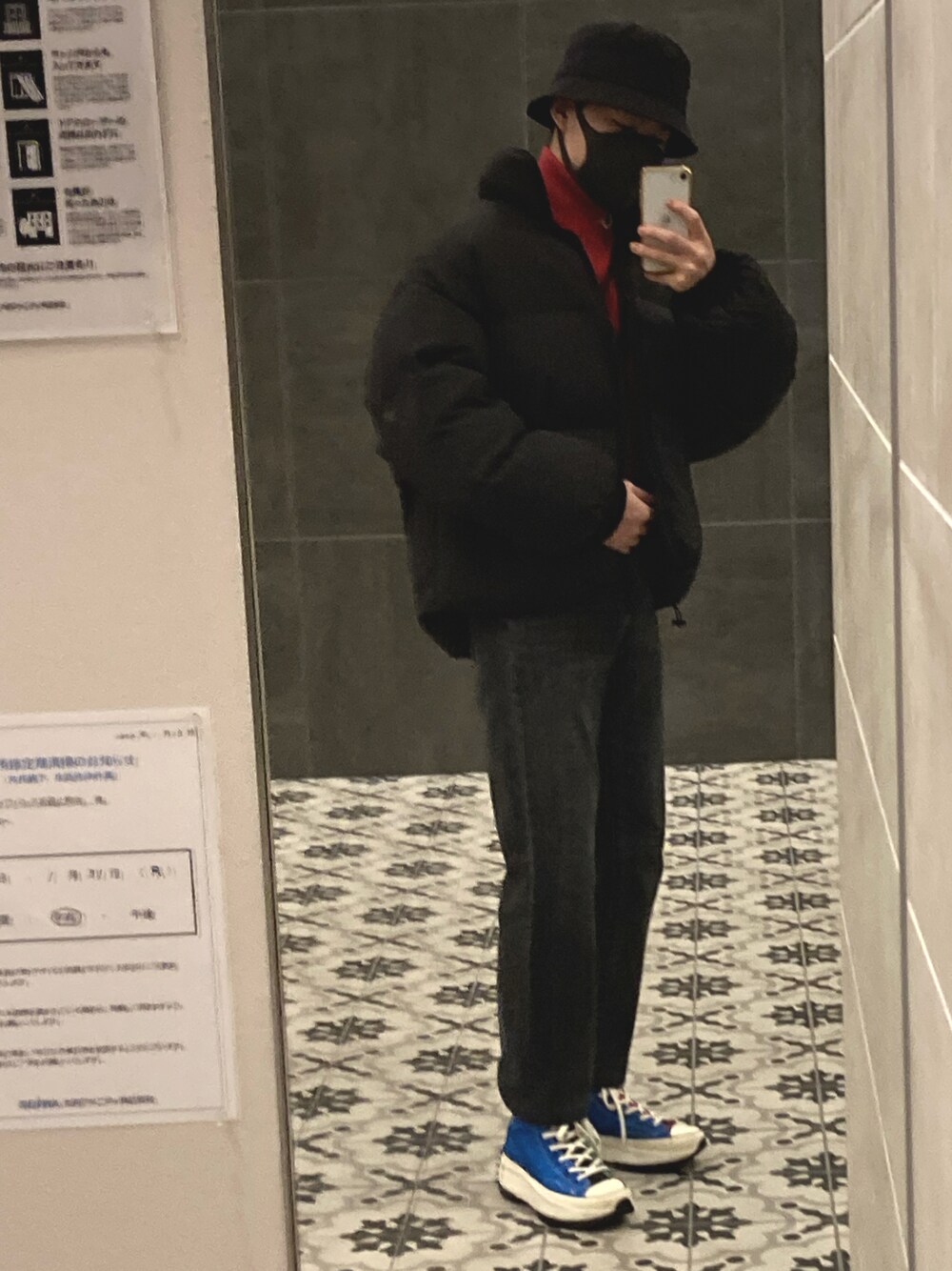 「カジュアルコーデ、冬のコーデ、デニム、UNIQLO、ブラック、ゆるコーデ、韓国ファッション」｜「UNIQLOのアイテム（デニムパンツ、グレー系）」を使った、fgoさん（メンズ・159cm）の冬コーディネートの1枚目の写真