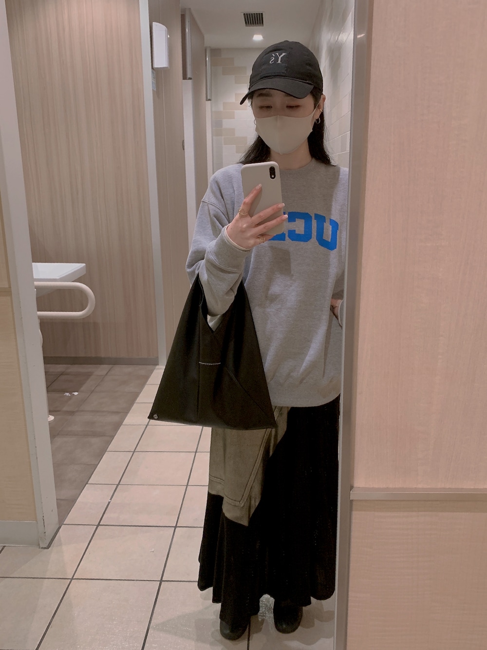 「オトナカジュアル、オーバーサイズ、UCLA、スウェット、ロングスカート、ブーツ、ジャパニーズバッグ、チビーズ✳︎、ootd」｜「Y'sのアイテム（キャップ、ブラック系）」を使った、Amiさん（レディース・154cm）の春コーディネートの1枚目の写真