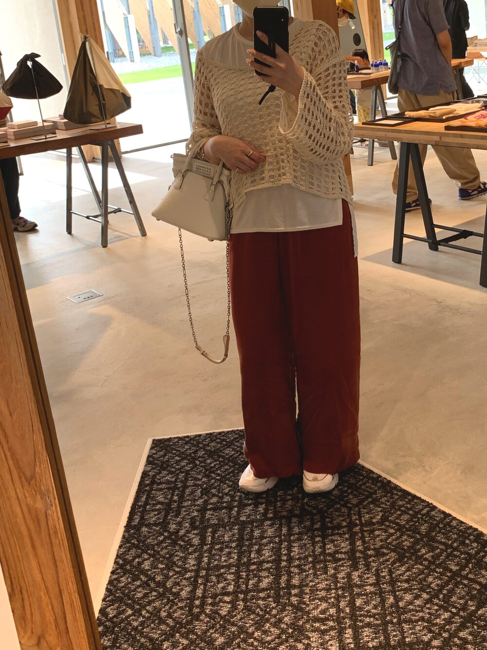 「ootd、秋コーデ、パンツスタイル、低身長、ミニバッグ、暖色系、あみあみトップス」｜「KBFのサイドスリットタンクトップ（タンクトップ、ホワイト系）」を使った、Amiさん（レディース・154cm）の秋コーディネートの1枚目の写真