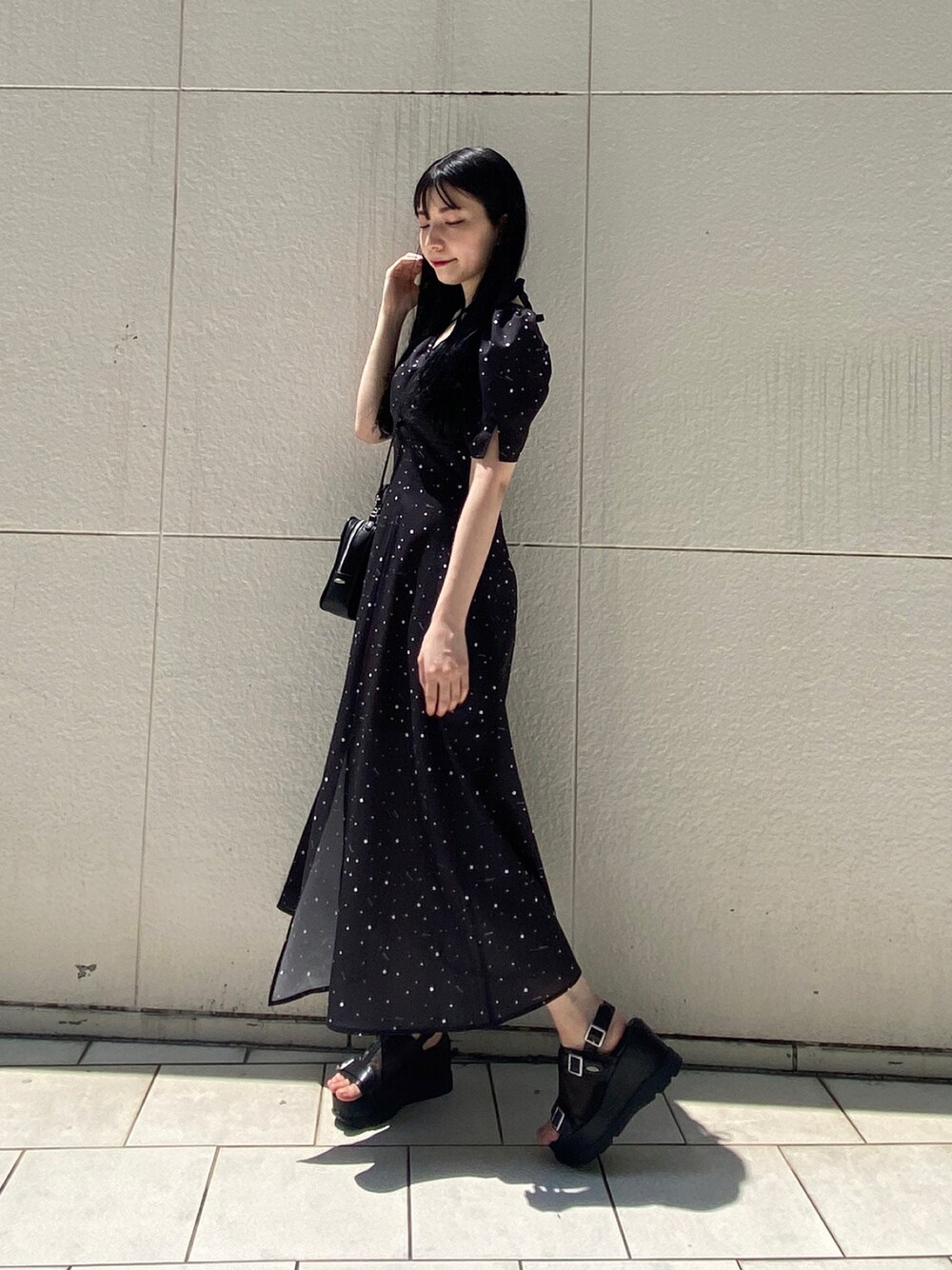 「モード、柄ワンピース、大人ガーリー、ロングワンピース、リラックススタイル、サンダル、ミニバッグ、オールブラック、ブラック、EATME」｜「EATMEのmaid land printカシュクールワンピース（ワンピース、ブラック系）」を使った、eatme-staffさん（レディース・160cm）の夏コーディネートの1枚目の写真